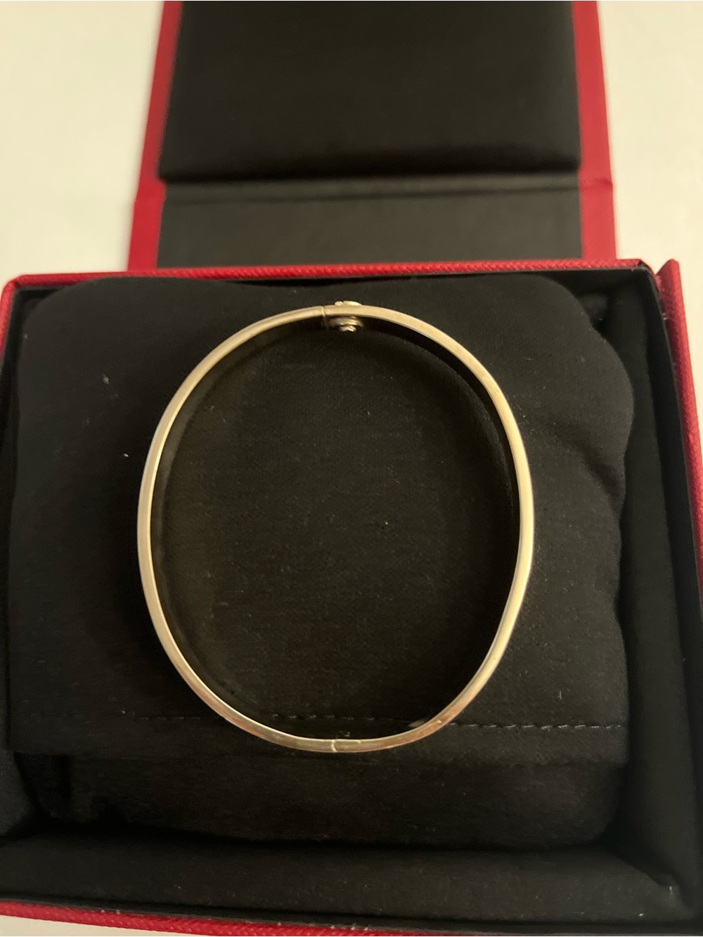 White solid gold 14 k Screw-Detail Bangle. Comes with a signature box. - Picture 8 of 13